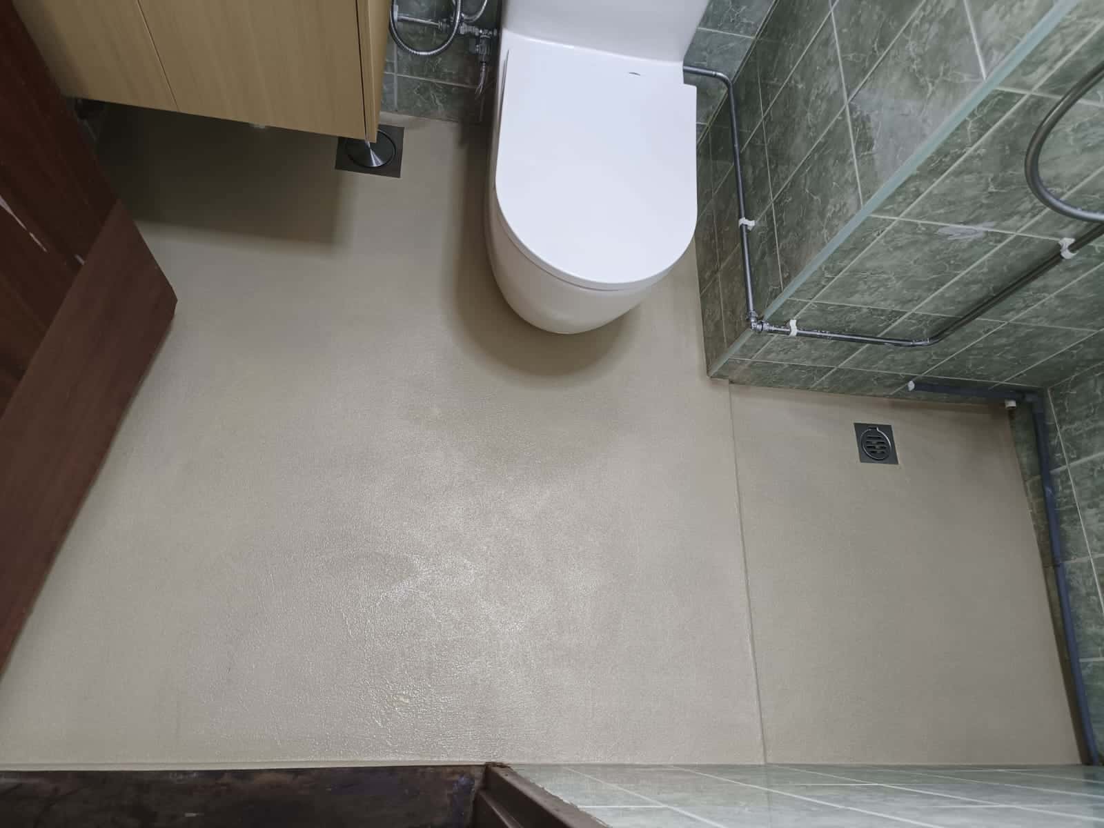 A bathroom epoxy floor with no groutlines