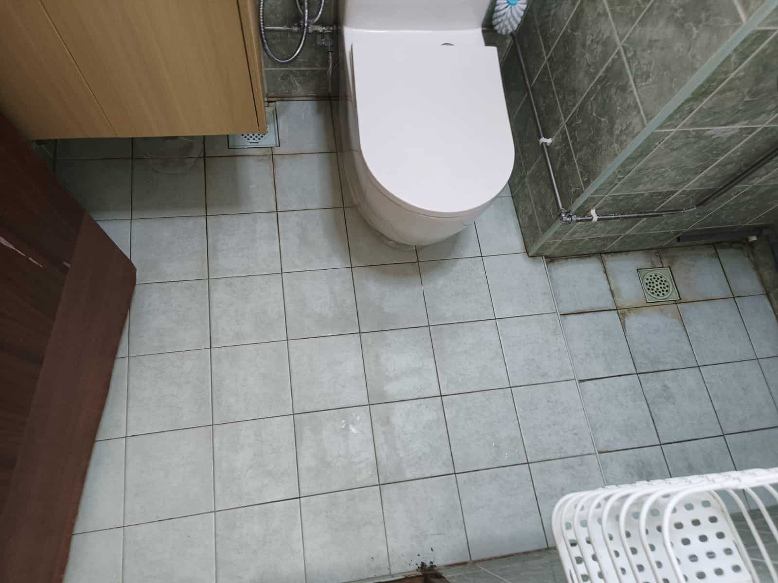 A bathroom tiling floor with groutlines